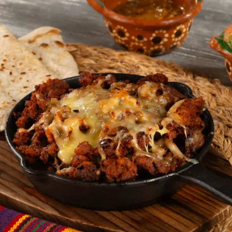 Choriqueso Don Pepe, chorizo con queso fundido en cazuela
