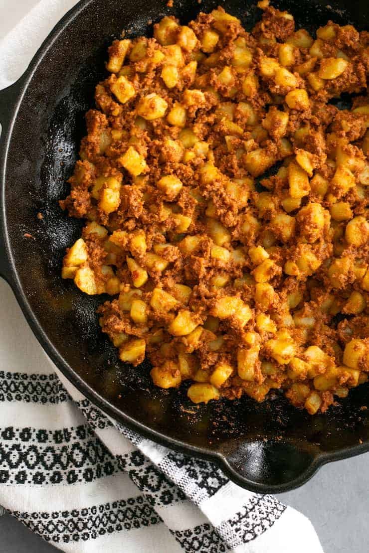 Papas con chorizo Don Pepe en sartén de hierro
