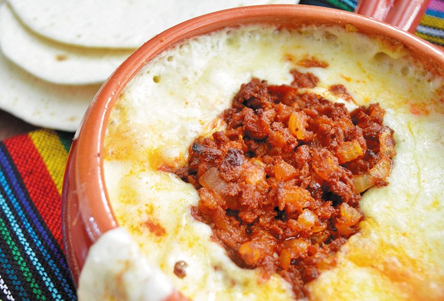 Queso fundido Don Pepe con chorizo, servido con tortillas